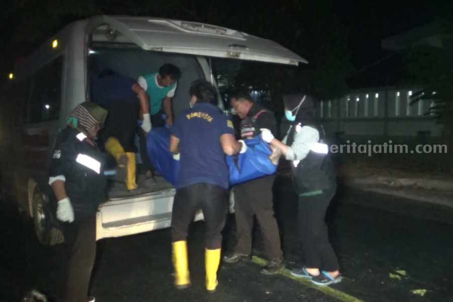 Petugas saat melakukan evakuasi korban di lokasi kejadian.
