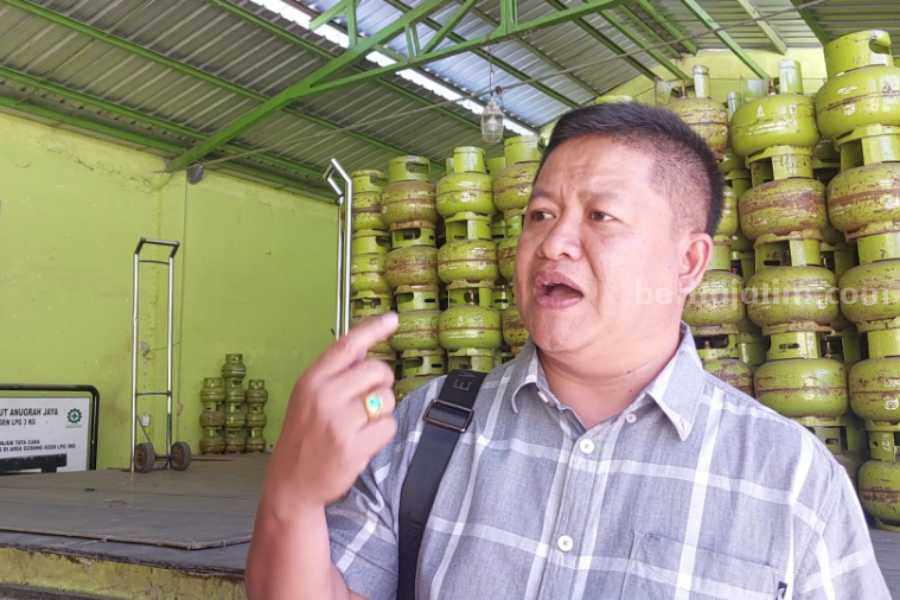 Suparni salah satu agen penyalur elpiji di Jalan Cemara Ngariboyo Magetan.