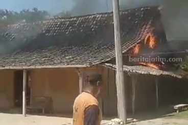 rumah terbakar