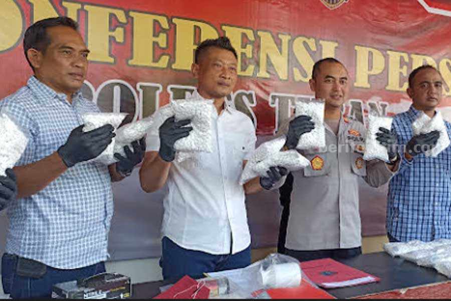 Wakapolres Tuban Kompol Palma Fitria Fahlevi saat melakukan konferensi pers penangkapan kasus narkotika. [Foto:Diah Ayu/beritajatim.com]