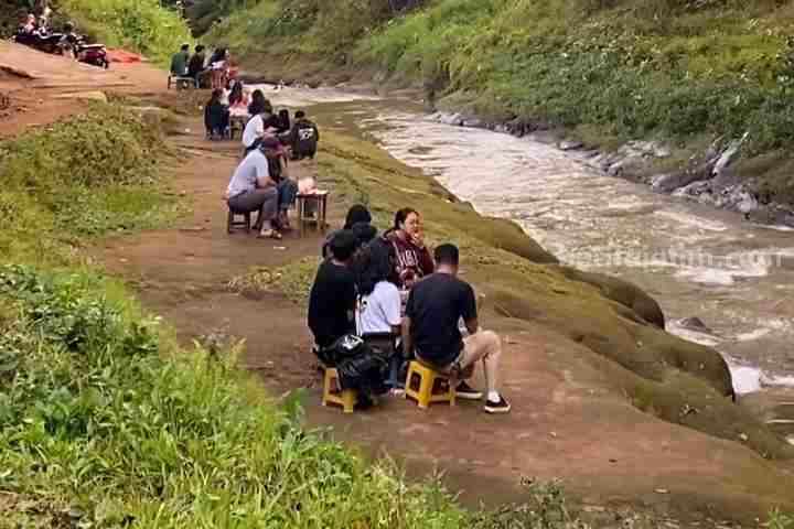Warung Tenang di Malang sajikan tempat nongkrong pinggir kali. (Instagram budalrek)