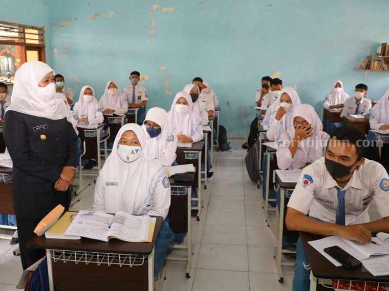 Koperasi Sekolah Jual Seragam, Gubernur Khofifah Minta Ditertibkan Gubernur Khofifah saat meninjau kegiatan belajar mengajar di salah satu sekolah di Jatim