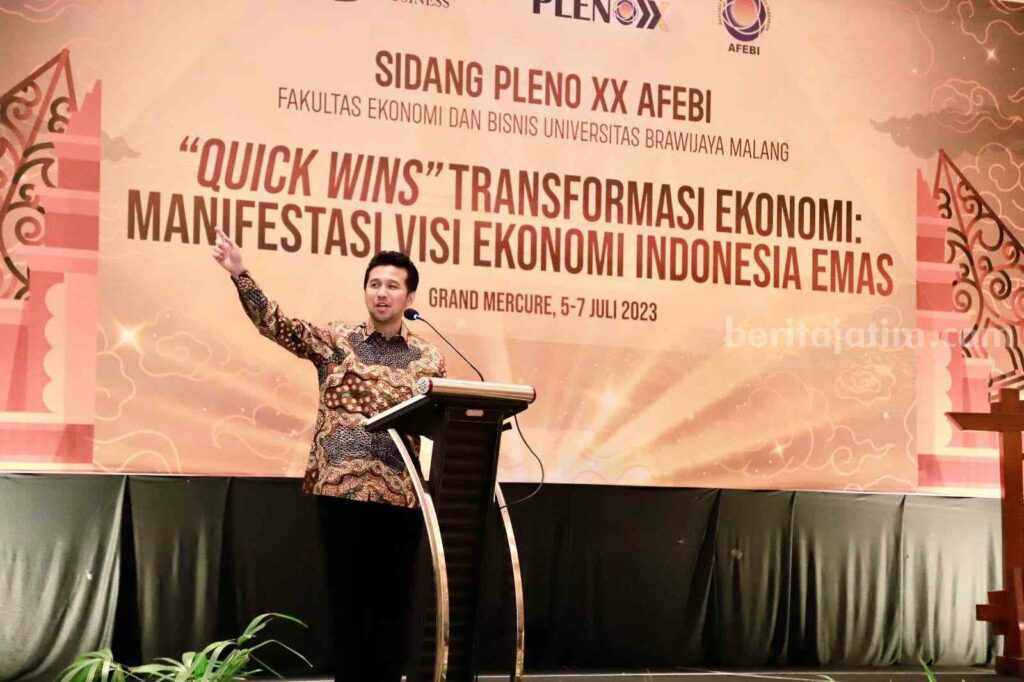 Hadiri Pleno AFEBI, Wagub Emil Tawarkan Program Merdeka Berkarir Wagub Emil Elestianto Dardak membuka sidang pleno ke 20 AFEBI yang diselenggarakan di Ballroom Hotel Grand Mercure Malang Miranda pada Kamis (6/7).