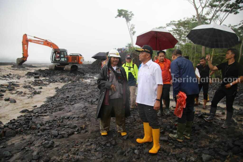 Menko Muhadjir Blusukan ke Lokasi Banjir Lumajang Menko PMK Muhadjir Effendy blusukan ke lokasi banjir bandang lahar dingin Gunung Semeru di Desa Sumberwuluh, Kecamatan Candipuro, Kabupaten Lumajang (Jatim), Sabtu (8/7/2023).