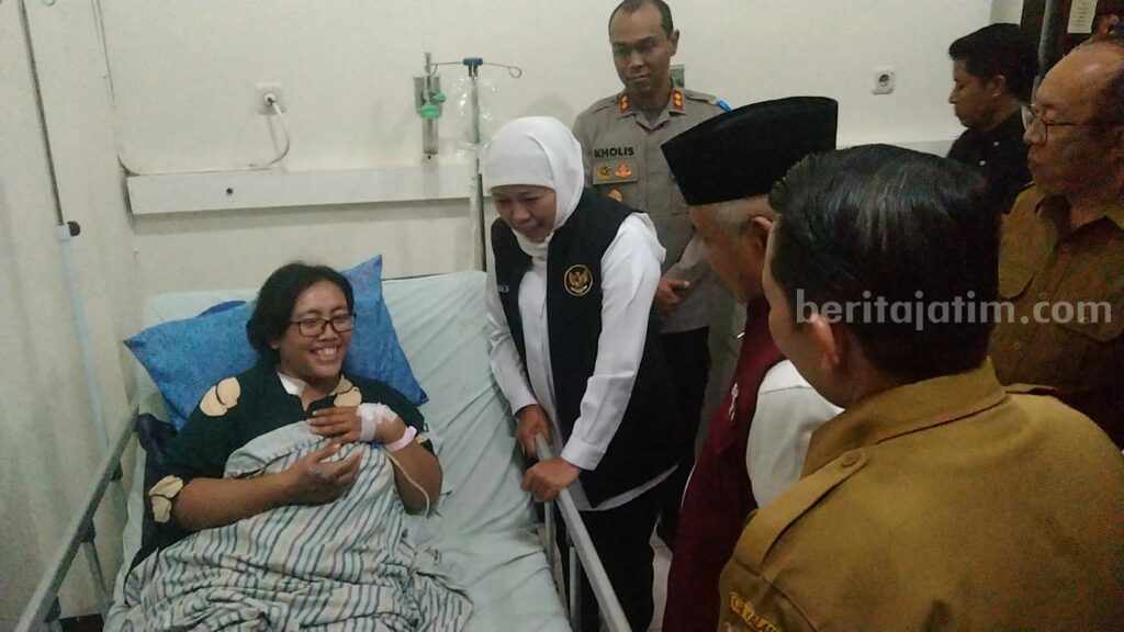 Gubernur Jatim Khofifah Indar Parawansa saat menjenguk korban longsor di Ampelgading Malang.