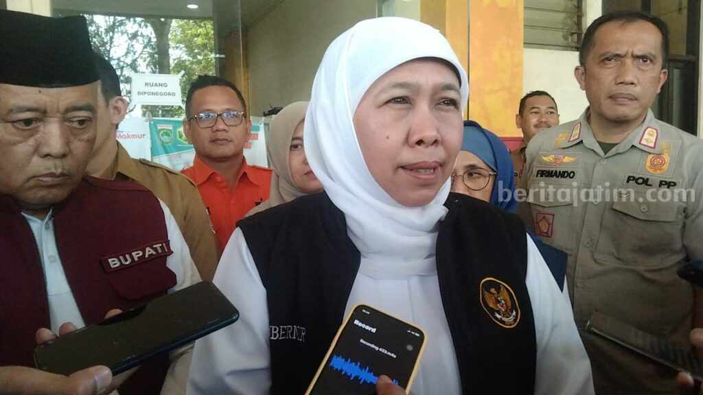 Gubernur Jatim Khofifah Indar Parawansa saat menjenguk korban banjir dan longsor di Malang.