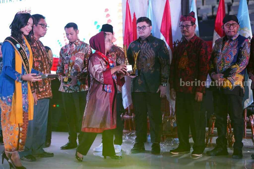 Mas Dhito Raih Penghargaan Pembina Koperasi Andalan Mas Dhito