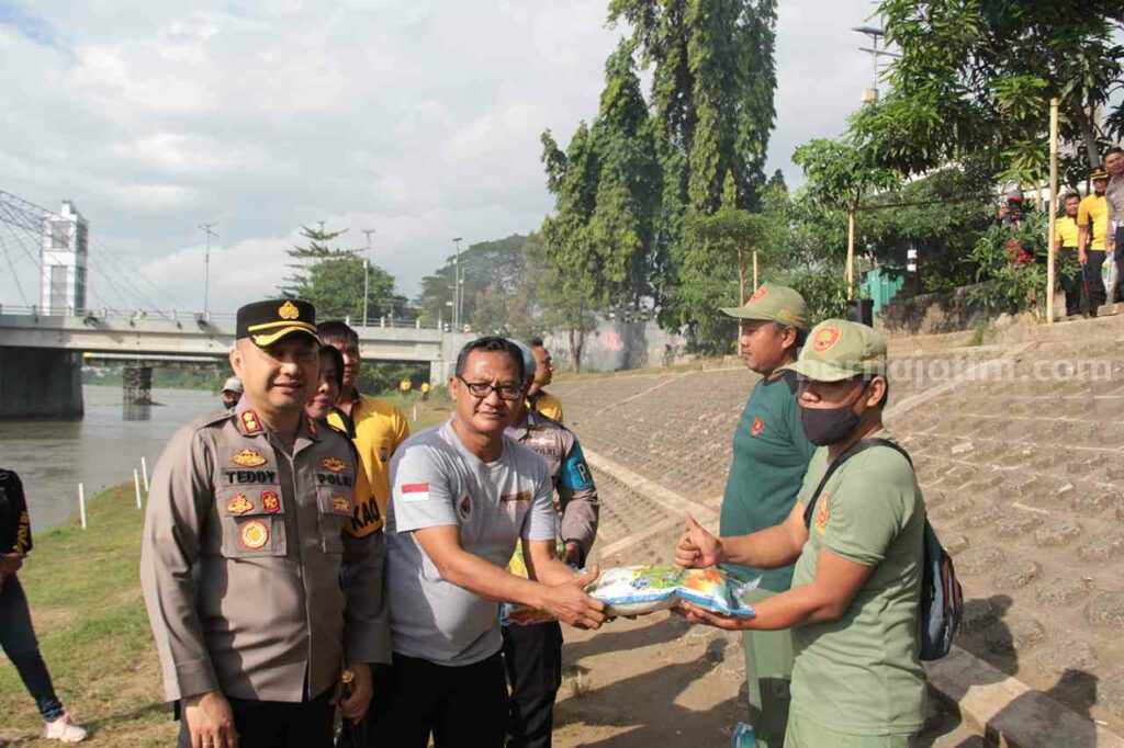 Polres Kediri Kota dan RSTN Bersihkan Bantaran Brantas Kediri