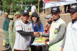Polres Kediri Kota dan Relawan Suket Teki Nusantara bersihkan sampah di Bantaran Sungai Brantas