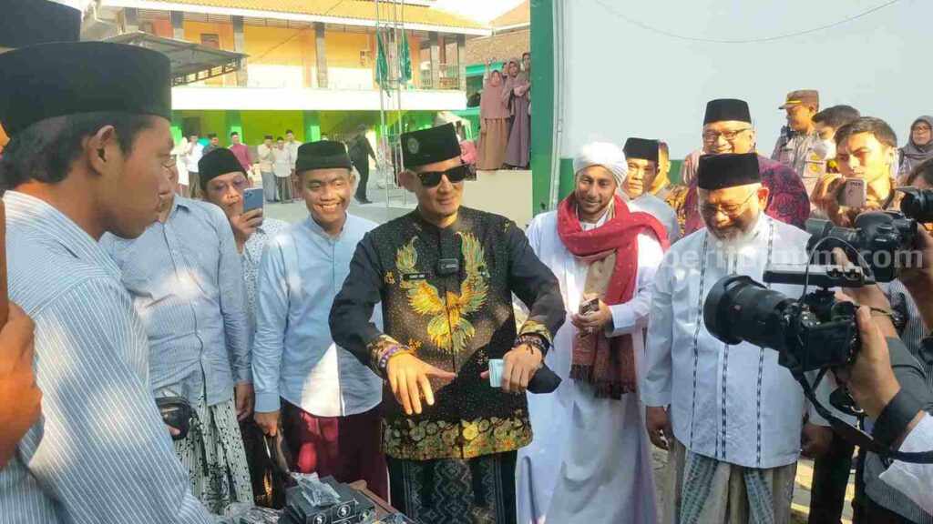Sandiaga Uno Naikkan Elektabilitas dengan Berdoa Sandiaga Uno saat berada di Pondok Pesantren Mambaul Ma'arif Denanyar Jombang, Sabtu (15/7/2023)