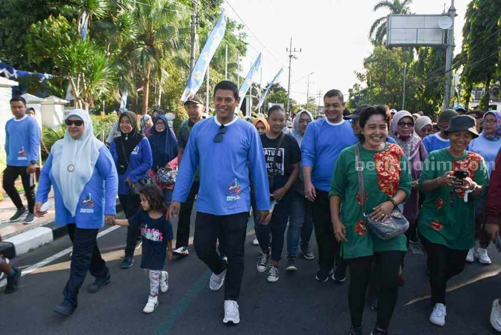 Wali Kota Kediri : Koperasi Penyangga Perekonomian Indonesia Wali Kota Kediri Abdullah Abu Bakar memberangkatkan jalan santai peringatan Hari Koperasi Nasional ke-76
