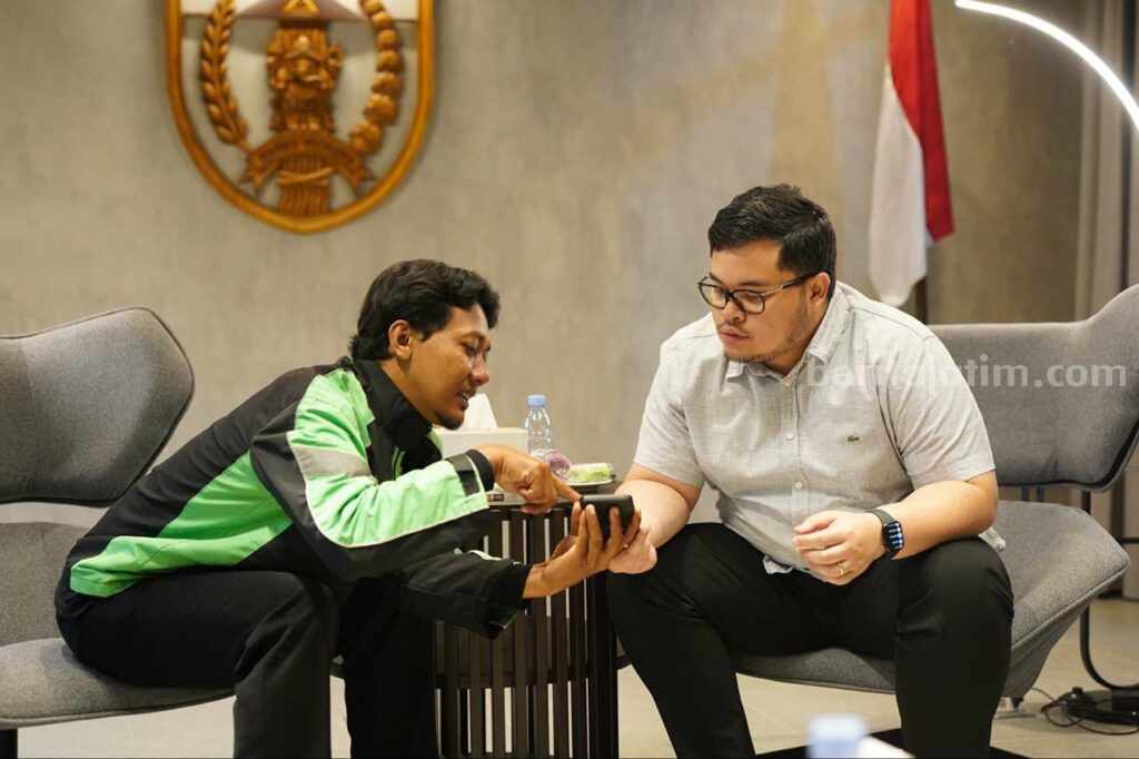 Kembalikan Uang Temuan, Mas Dhito Beri Kejutan Driver Ojol Pengemudi Ojol