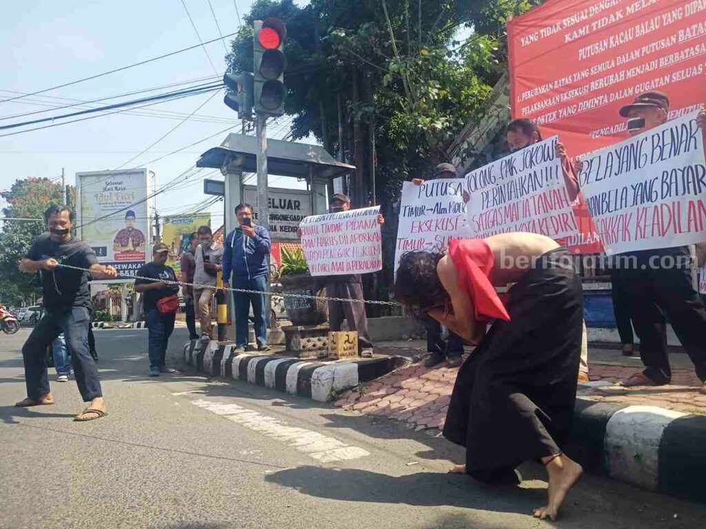 Aksi Teatrikal Pedagang Rujak di Kediri Tolak Eksekusi pedagang rujak kediri