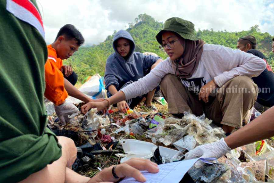 Para relawan mengumpulkan sampah plastik di Pantai Klatak Tulungagung.
