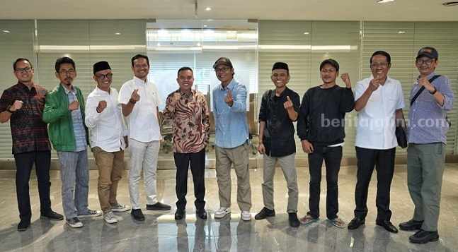 Barak 08 foto bersama dengan Ketua DPP Partai Gerindra Sufmi Dasco Ahmad di gedung DPR Senayan Jakarta, Senin (10/7/2023)