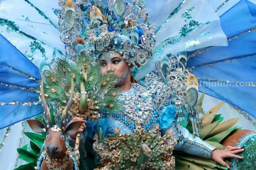 Salah satu talent menampilkan keindahan fesyen di panggung spektakuler dalam Banyuwangi Ethno Carnival, Sabtu (8/7/2023)