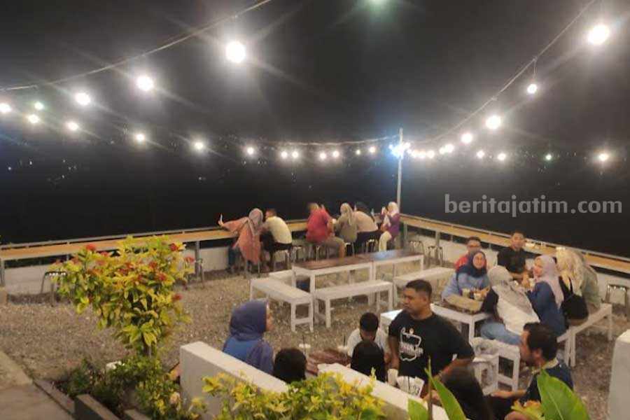 Cafe Ngiyoop Tuban yang terletak di Desa Boto, Kecamatan Semanding, Kabupaten Tuban. [Foto: Diah Ayu/beritajatim.com]