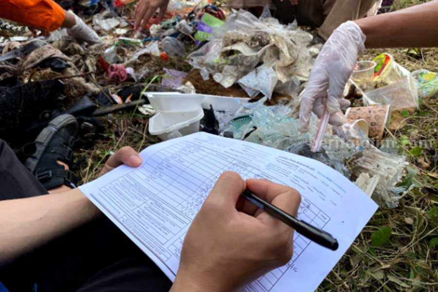 Ecoton melakukan brand audit terhadap sampah yang terkumpul di Pantai Klatak.