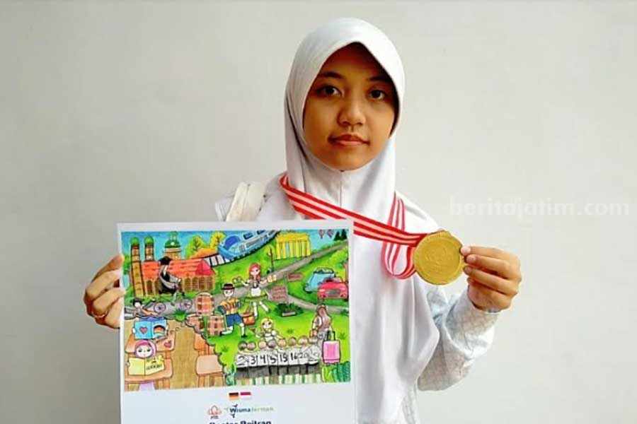 Damia Aqillah Arrad, salah satu peserta dengan karya terbaik katagori C, lomba menggambar tema "Jerman Masa Kini". (Foto: Fitri Yuliani/beritajatim.com)