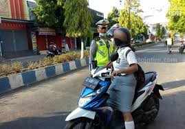 Sampang Kembali Terapkan Tilang Manual Tanpa Mencabut ETLE Ilustrasi pelajar ditegur polisi karena melakukan pelanggaran (Foto: Zamachsari/beritajatim.com)