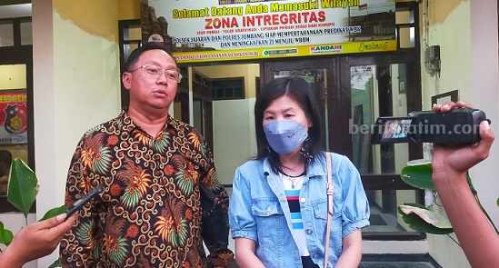 Proses Hukum Kasus Penggelapan Cincin Bernilai Ratusan Juta di Jombang Jalan Terus Kuasa hukum pelapor, Andri Rochmad Martanto, saat memberikan keterangan di depan wartawan, Jumat (21/7/2023)