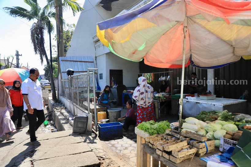 Cak Ji saat meninjau langsung lokasi pasar di kutisari indah utara, Selasa (11/7/2023).