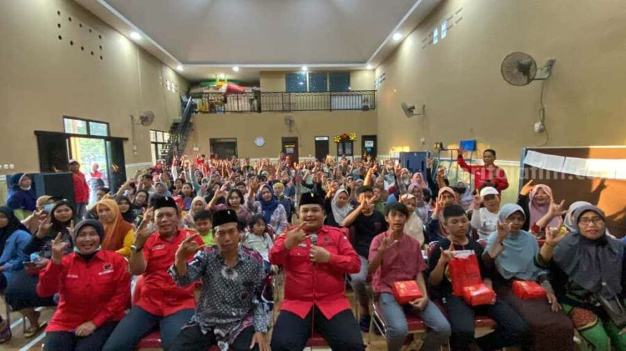 Wakil Sekretaris PDIP Surabaya Komitmen Layanan Pendidikan untuk Warga Miskin Wakil Sekretaris DPC PDI Perjuangan Kota Surabaya, Achmad Hidayat saat sapa warga di Krembangan.