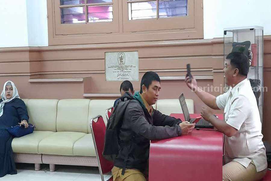 Sejumlah warga yang sedang melakukan aktivasi IKD di Bank Jatim.