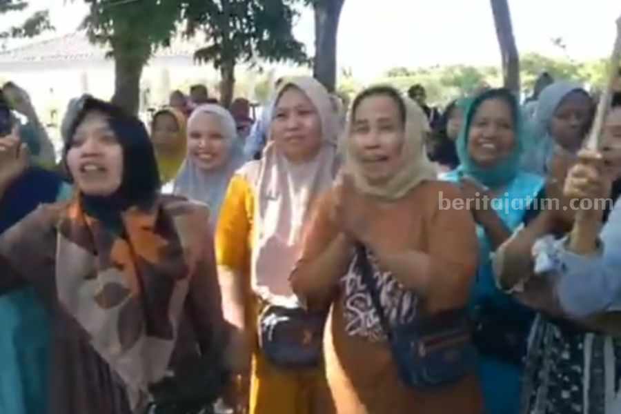emak emak demo