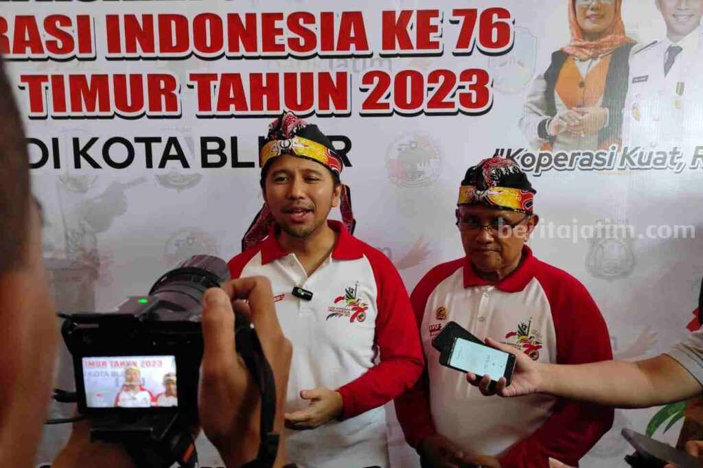 Wakil Gubernur Jawa Timur Emil Elestianto Dardak saat menghadiri peringatan HUT Koperasi Indonesia Provinsi Jawa Timur ke - 76, di Gedung Kesenian, Kota Blitar, Senin (24/07/23).