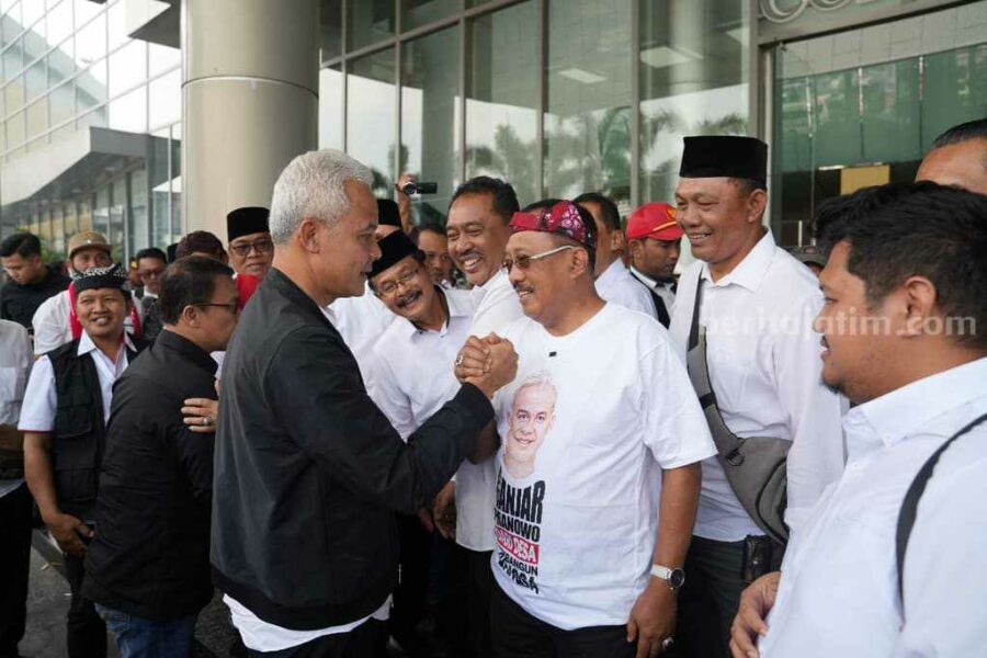 Cak Ji dan Ganjar Pranowo saat temu ribuan Kepala Desa Se - Jawa Timur di Grand City, Surabaya, pada Minggu (16/7/2023).