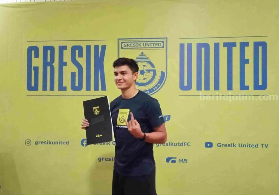 Muhammad Ridwan usai menandatangani kontrak dengan Gresik United