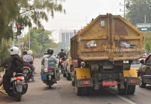 DLH Gresik Usulkan Retribusi Dihapus Truk sampah Dinas Lingkungan Hidup (DLH) Gresik sedang melintaa di jalan raya. Rendahnya retribusi kebersihan ada wacana diusulkan dihapus