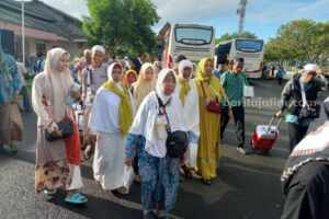 Jemaah Haji Kloter 7 Tiba di GOR A. Yani Sumenep jemaah haji sumenep pulang