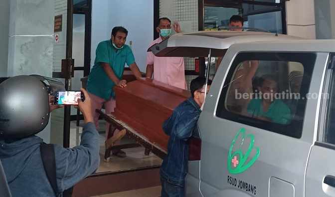 Jenazah korban kecelakaan KA dimasukkan ke ambulans untuk dibawa ke rumah duka, Minggu (30/7/2023)