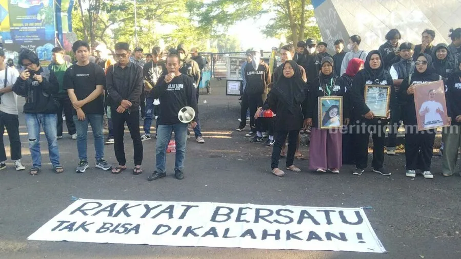 Keluarga Korban Tragedi Kanjuruhan dan Peserta Aksi Kamisan, menolak renovasi Stadion Kanjuruhan, Kamis (20/7/2023) sore.
