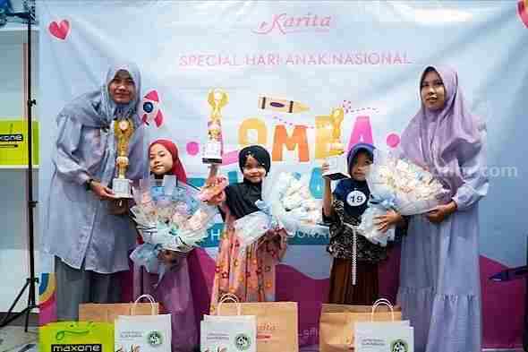 Tiga pemenang lomba yang diadakan Karita Surabaya dalam perayaan Hari Anak Nasional 2023, di Store Karita Surabaya, Jl. Ngagel Jaya Selatan 129-131, Surabaya, Minggu (23/7/2023). (Foto: Dok. Karita Surabaya)