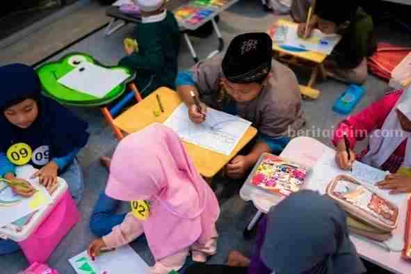 Suasana lomba menggambar yang diadakan Karita Surabaya sebagai perayaan Hari Anak Nasional 2023, di Store Karita Surabaya, Jl. Ngagel Jaya Selatan 129-131, Surabaya, Minggu (23/7/2023). (Foto: Dok. Karita Surabaya)