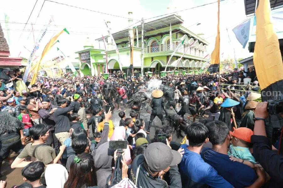 Warga Alas Malang Banyuwangi Berubah Mirip Kerbau dalam Ritual ‘Kebo-Keboan’ Ritual kebo-kebon di Banyuwangi, Minggu (30/7/2023)