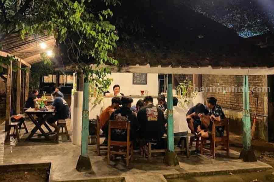 Kedai Mbah Canting, tempat nongkrong murah dan asri di Sidoarjo. (Instagram @mbahcanting)