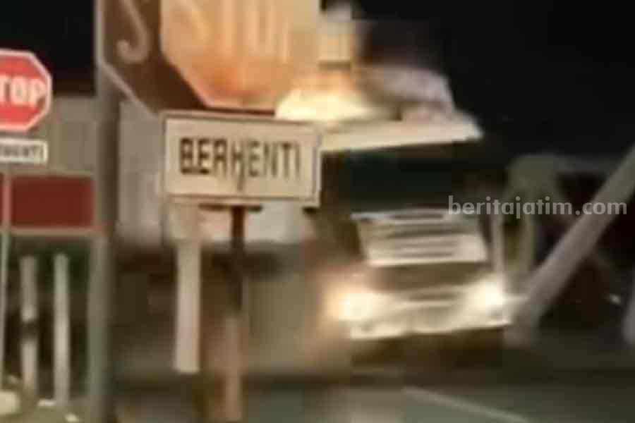 Tangkapan layar video kereta api tabrak truk di Semarang langsung terbakar. (Instagram, pati.ngabs)