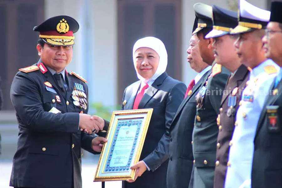 Khofifah Indar Parawansa menerima penghargaan Polda Jatim