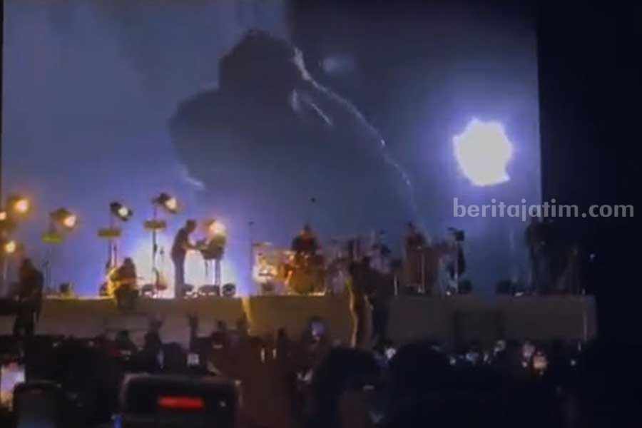 Penonton konser di Malaysia dikejutkan dengan aksi tak senonoh dua personil The 1975. Akibatnya, konser Good Vibes Festival yang direncanakan berlangsung tiga hari itu akhirnya dibatalkan.