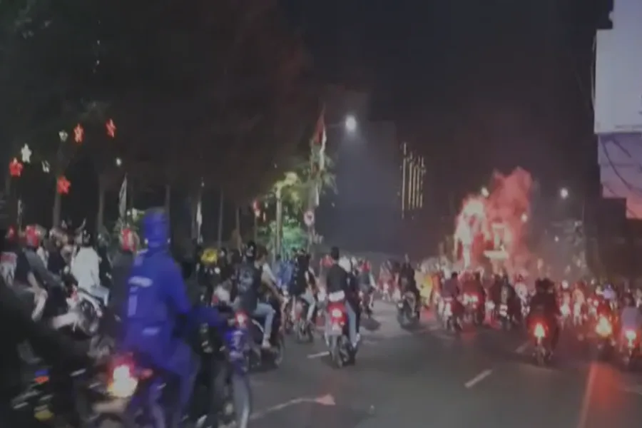 Konvoi PSHT Surabaya Tembus Pusat Kota, Nyalakan Flare Walau Dikejar Polisi konvoi PSHT
