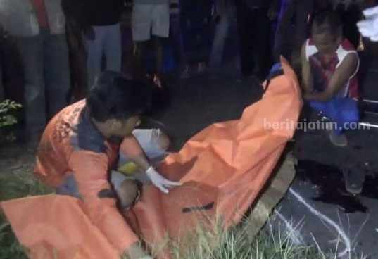 Petugas mengevakuasi jasad korban kecelakaan di Jl Raya Catakgayam Kecamatan Mojowarno Jombang, Kamis (27/7/2023)