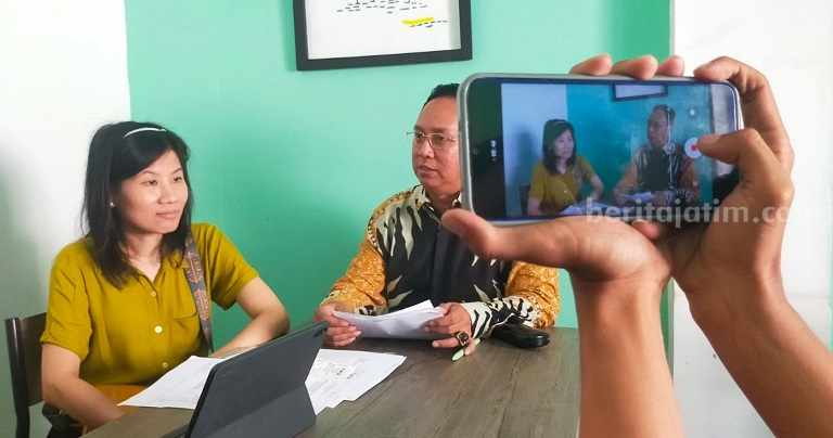 Kasus Dugaan Penggelapan yang Libatkan Pengusaha di Jombang Naik Tahap Penyidikan Pelapor, Diana Sowito didampingi kuasa hukumnya Andri Rochmad, Jumat (14/7/2023)