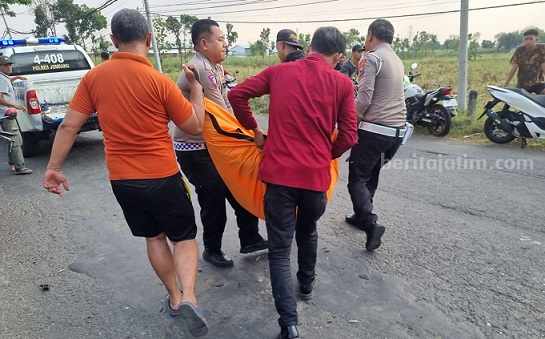 Polisi mengevakuasi jasad korban kecelakaan di Jl Raya Karangmenjangan Desa Karangwinongan Kecamatan Mojoagung Kabupaten Jombang Jawa Timur, Minggu (23/7/2023)