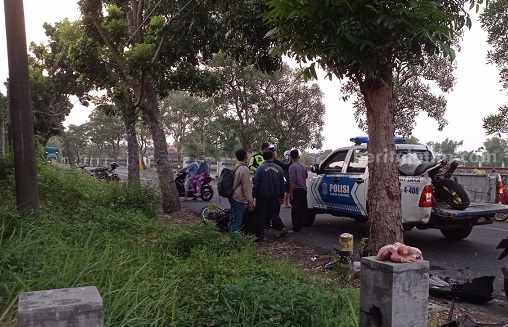 Polisi saat mendatangi lokasi kecelakaan di Jl KH Romly Tamin Desa Jelak Kecamatan/Kabupaten Jombang, Selasa (11/7/2023)