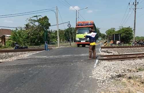 Perlintasan tak berpalang pintu Dusun Gondekan Desa Jabon Kecamatan/Kabupaten Jombang, Minggu (30/7/2023)