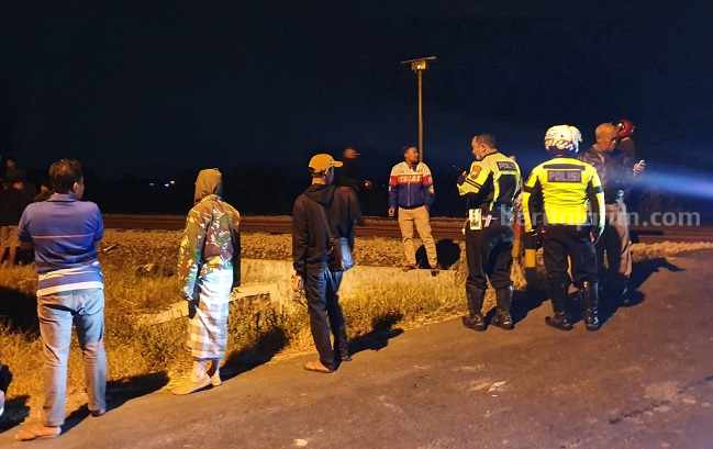 Petugas dari Satlantas Polres Jombang saat berada di lokasi kejadian, Sabtu (23/7/2023) sekitar pukul 23.14 WIB